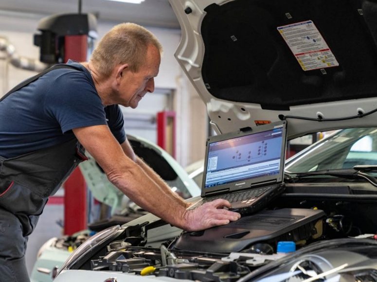 Mechaniker von Autohaus Machel TOP Markenspezialist für Renault und Dacia führt eine HU/AU an einem Auto durch.