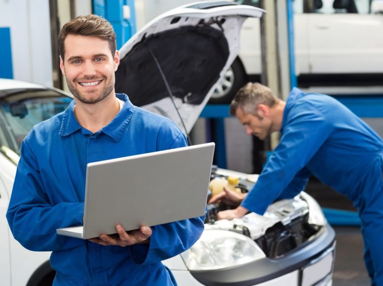 zwei Mechaniker, die die Reparatur und Wartung durchführen bei TOP Markenspezialist Autohaus Machel, Spezialist für Renault und Dacia in Umgebung Nordstemmen, Hannover,Hildesheim,Sarstedt, Hameln, Garbsen,Langenhagen, Peine