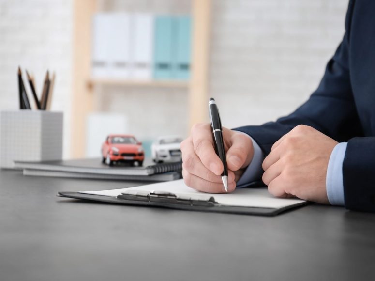 Kunde von Autohaus Machel TOP Markenspezialist für Renault und Dacia unterzeichnet eine Neuwagen-Vollmacht.